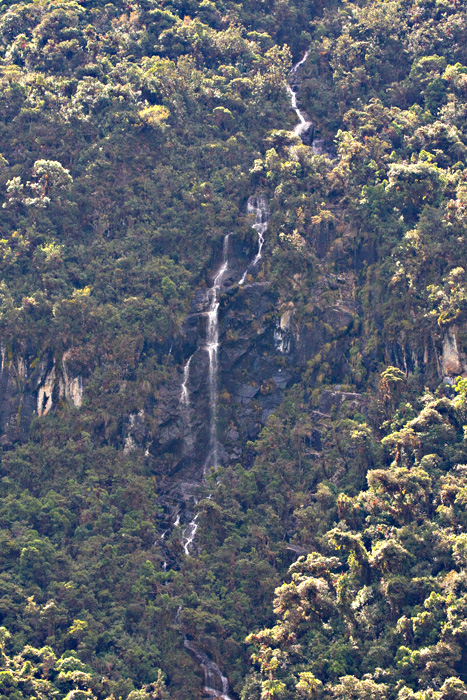 [Waterfall at Laguna Llaviucu]